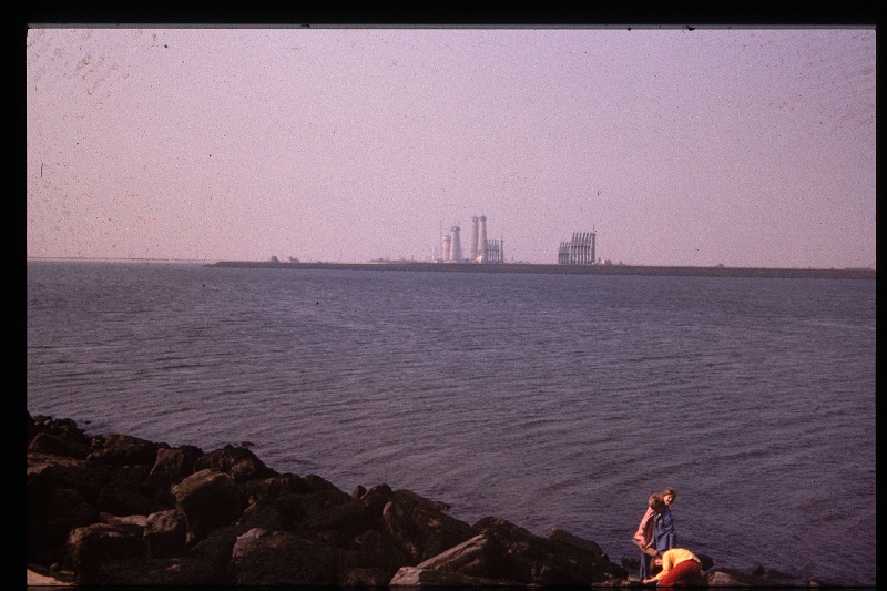 24.Botlek apr 1976 Brigitte,Marion,Peter.JPG